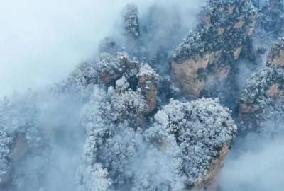 張家界再迎春雪，千峰沐雪如仙境